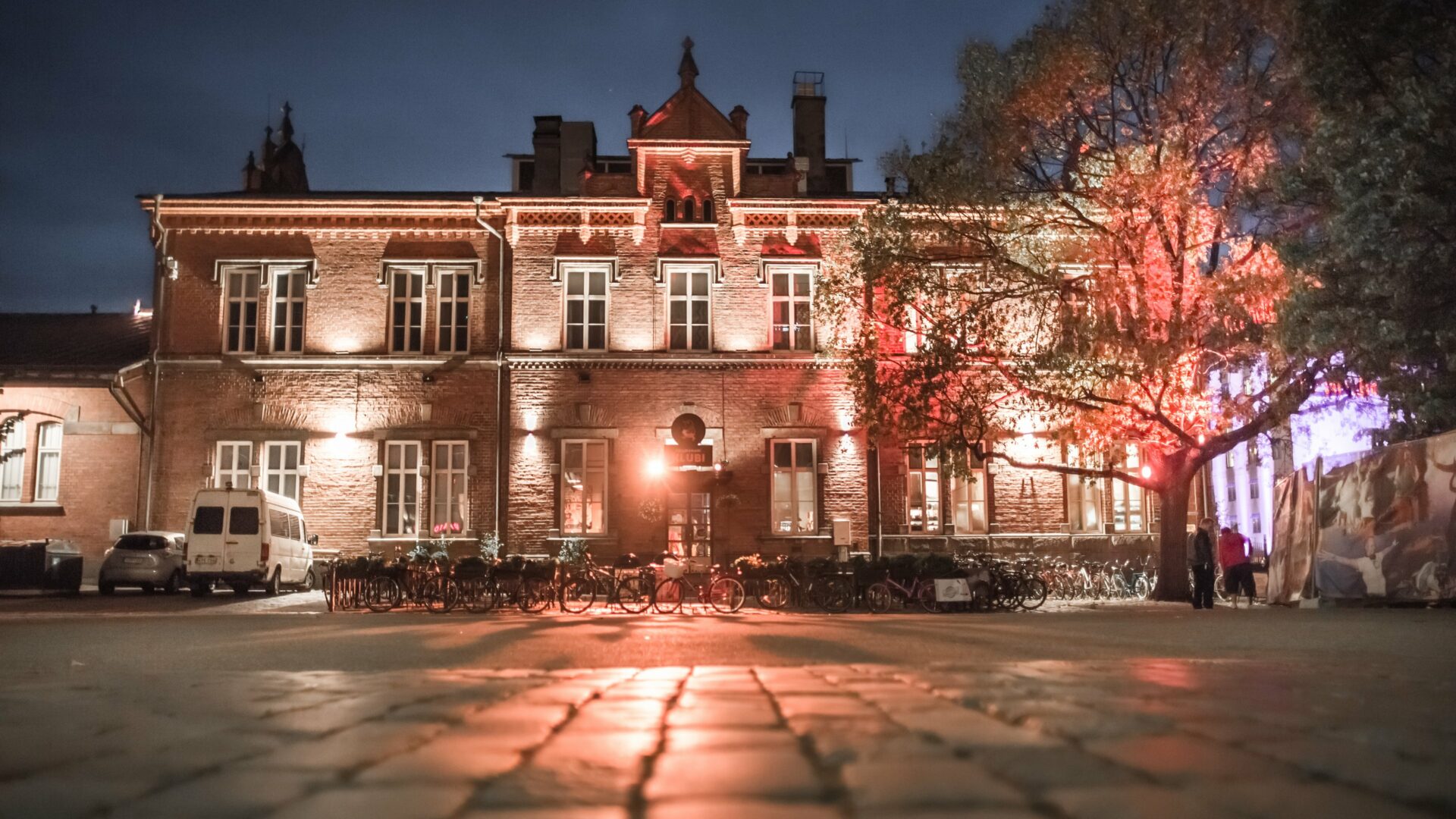 Tullikamari iltavalaistuksessa.